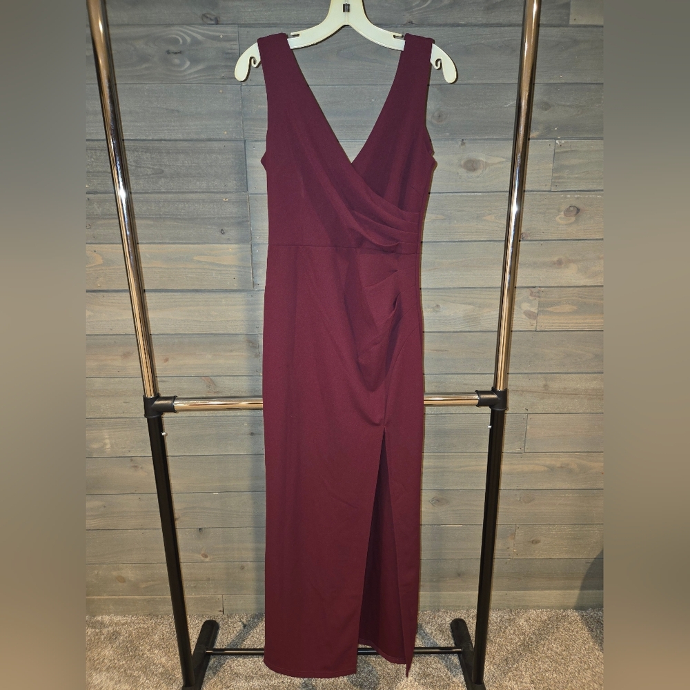 Chic Sleeveless Maxi Dress in Deep Red